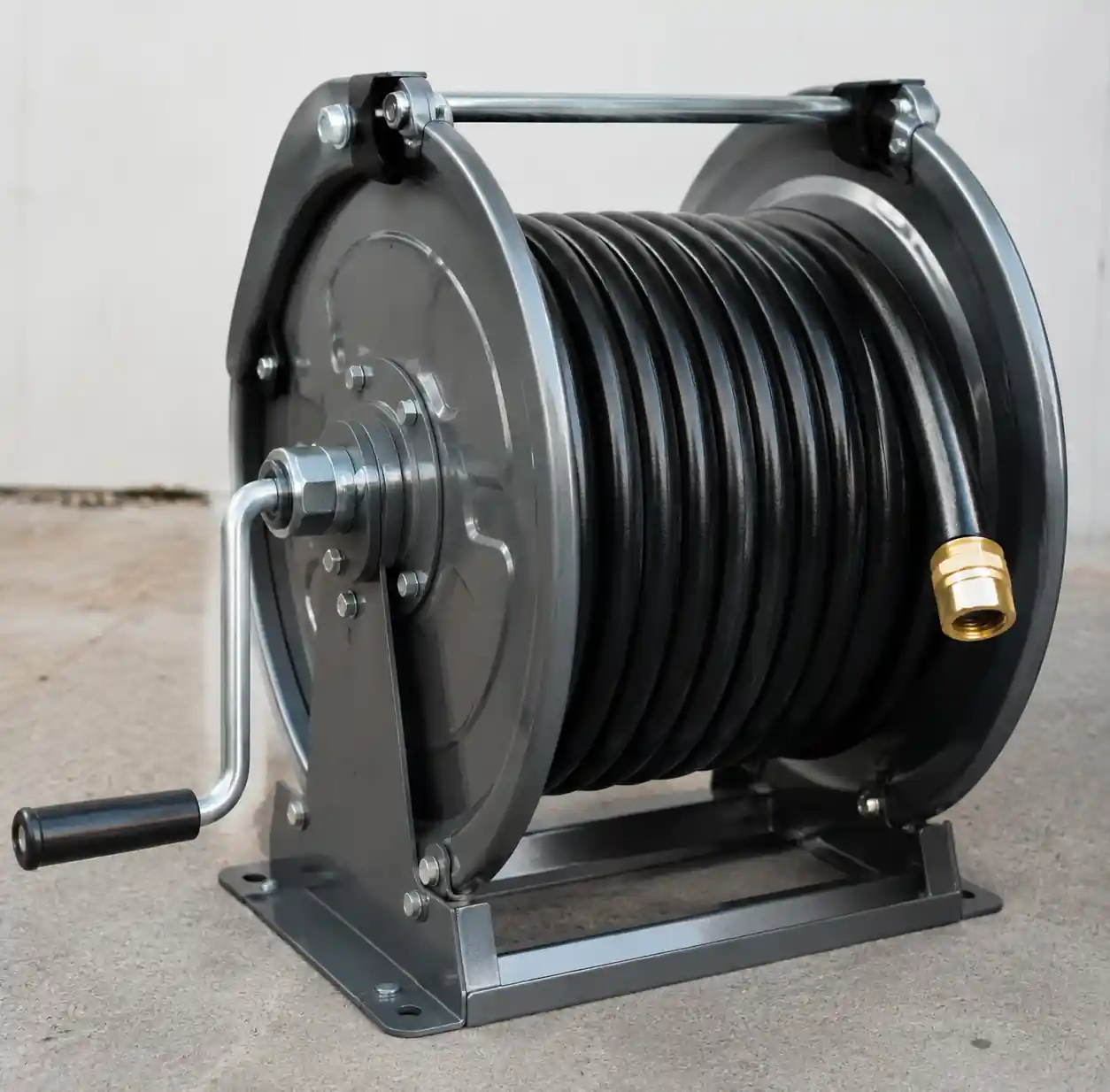 3-hand-crank-manual-hose-reel-close-up